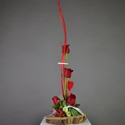 Centro de 4 rosas sobre rodaja de madera - Imagen 1