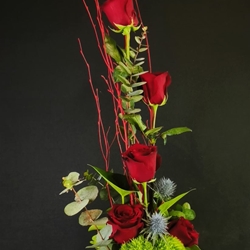 Composición de seis rosas rojas. - Imagen 1