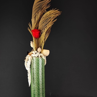 Rosa preservada roja en jarrón verde y crema. - Imagen 1