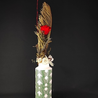 Rosa preservada roja en jarrón verde. - Imagen 1